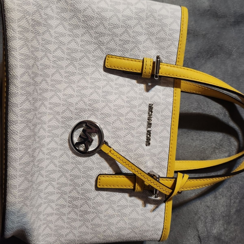 Like new gorgeous Michael kors very roomy